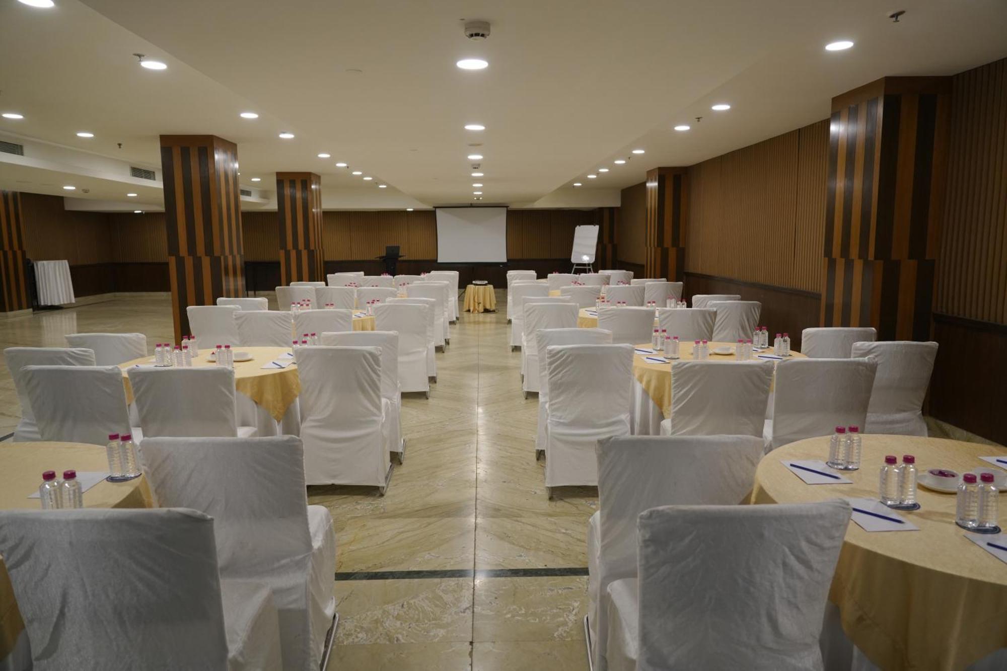 Four Points By Sheraton Vadodara Exterior foto